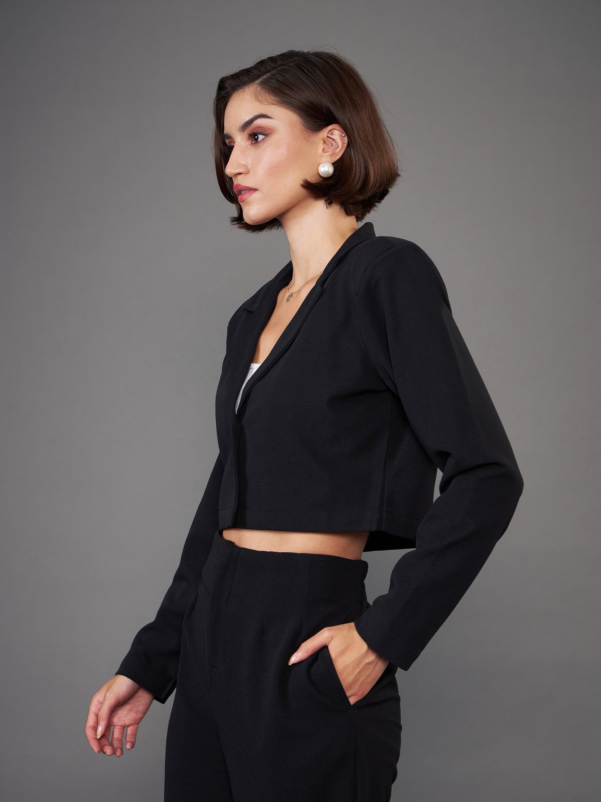 Black Notch Collar Crop Blazer-SASSAFRAS worklyf