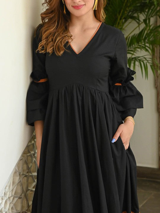 Colourblocked V‑Neck Bell Sleeves Tiered Fit & Flare Dress